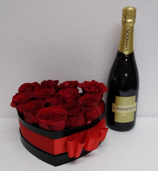 Caja corazn con 12 Rosas y Champagne Chandon 375 cc 